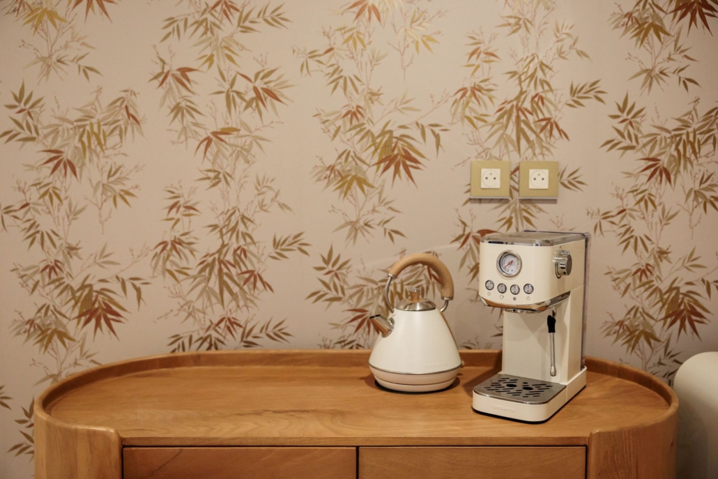 Bouilloire et cafetière sur meuble bois, papier peint bambous dorés de la Suite Kara — La Villa Kara, Drôme