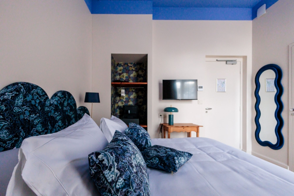Tête de lit velours bleu et plafond bleu cobalt, chambre d'hôtel Élégance Palace Méditerranéen — La Villa Kara