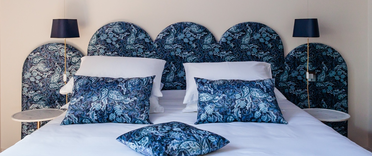 Tête de lit velours bleu arabesques, chambre boutique hôtel Élégance Palace Méditerranéen — La Villa Kara, Romans-sur-Isère