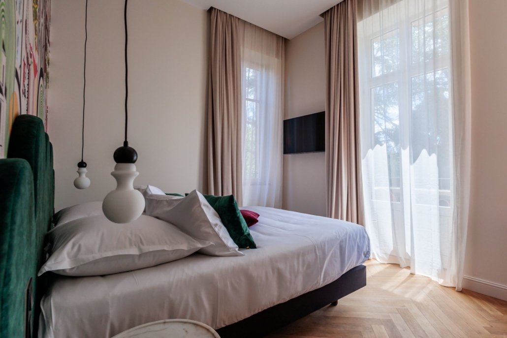 Boutique Hôtel La Villa Kara, Romans-sur-Isère, Drôme - Vue d'ensemble chambre Elegance lumineuse, suspensions et tête de lit velours vert