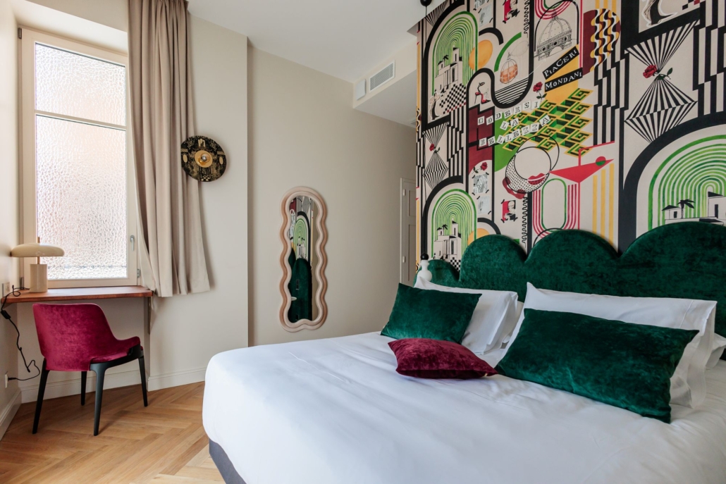 Vue d'ensemble - Tête de lit velours vert et papier peint graphique Mind The Gap, chambre boutique hôtel Élégance — La Villa Kara, Romans-sur-Isère