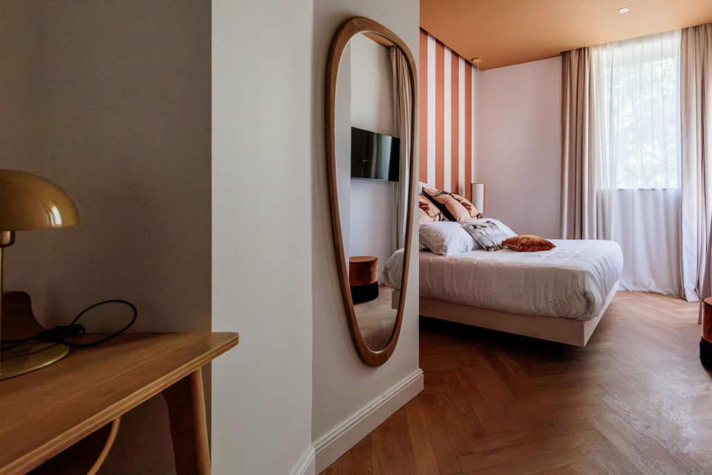 Entrée et miroir ovale en bois, vue sur la chambre Riviera Italienne — La Villa Kara, Drôme