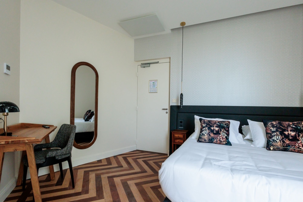 Literie et coussins graphiques chambre d'hôtel Essentielle — La Villa Kara, Romans-sur-Isère