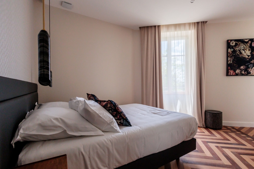 Lit et fenêtre avec suspension marbre, chambre d'hôtel Essentielle Savoir-faire & Histoire — La Villa Kara, Valence