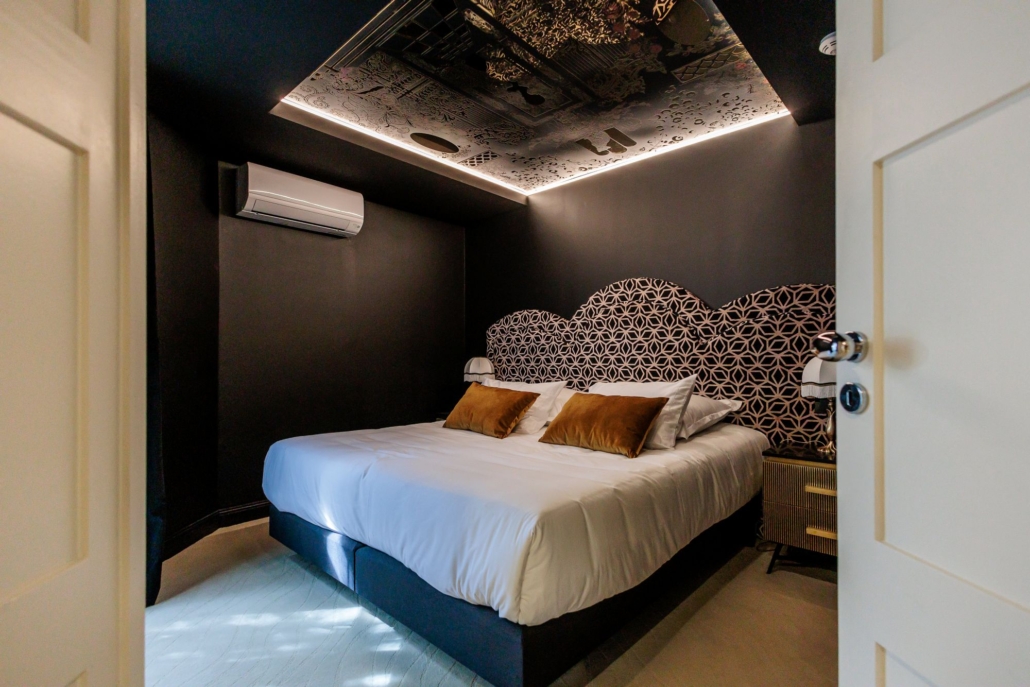 Plafond artistique miroir doré et tête de lit Art Déco, chambre de luxe Suite Kara — La Villa Kara, Drôme