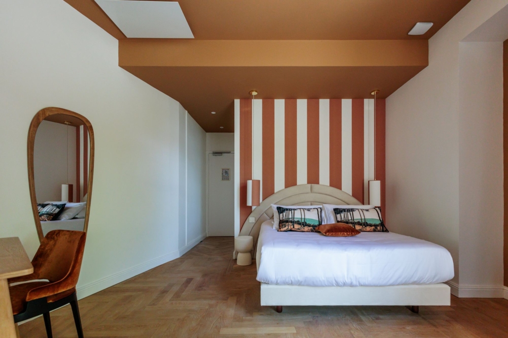Vue d'ensemble chambre romantique Signature Dolce Vita, rayures terracotta et parquet chevron — La Villa Kara, Drôme