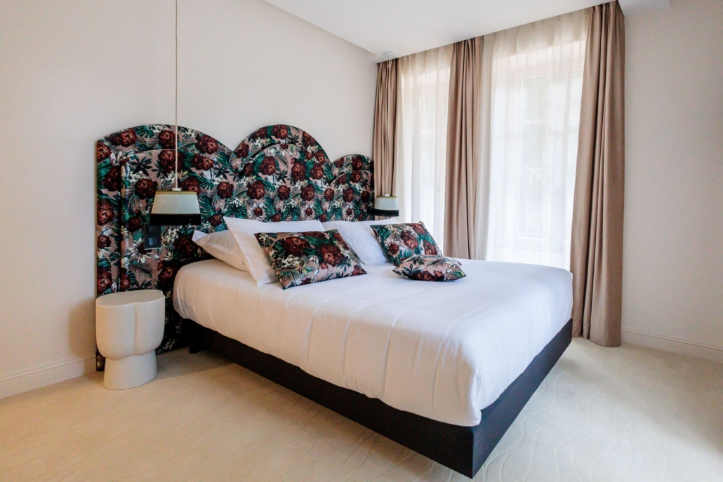 Escapade romantique dans une chambre fleurie, Signature Écrin de Verdure — La Villa Kara, Romans-sur-Isère