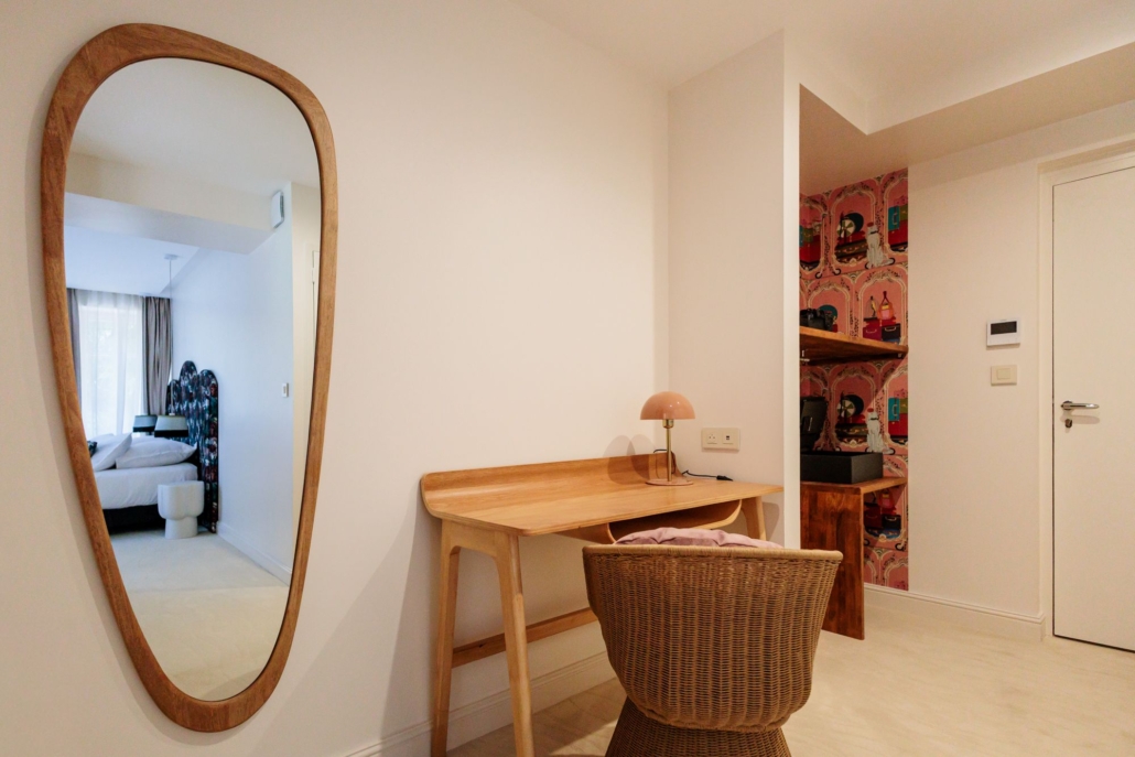 Miroir organique en bois et bureau, espace dressing chambre Signature — La Villa Kara, Drôme