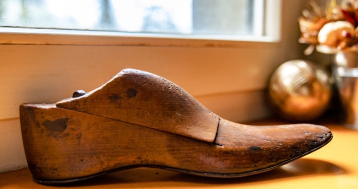 Ancienne forme à chaussure en bois sur le rebord d'une fenêtre, clin d'œil à l'histoire de Stéphane Kélian — La Villa Kara, Romans-sur-Isère
