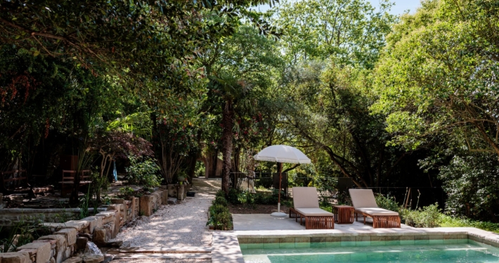 Allée de gravier bordée de palmiers et de pierres, hôtel avec piscine niché dans un jardin méditerranéen — La Villa Kara, proche Valence