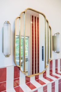 ête de lit en velours vert et papier peint graphique coloré, suspension boule en verre opalin — hôtel de charme La Villa Kara