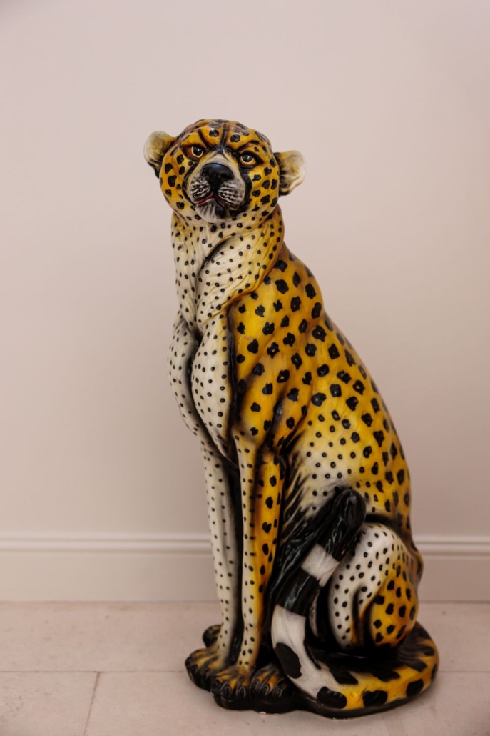 Statue en céramique peinte d'un guépard, pièce décorative insolite de l'hôtel La Villa Kara