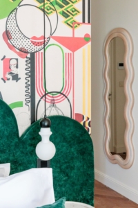 ête de lit en velours vert et papier peint graphique coloré, suspension boule en verre opalin — hôtel de charme La Villa Kara